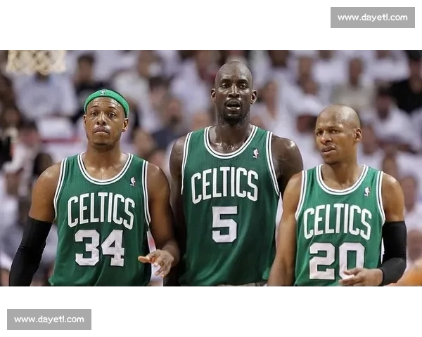 力劈华山!史密斯隔人补扣领衔总决赛十佳球