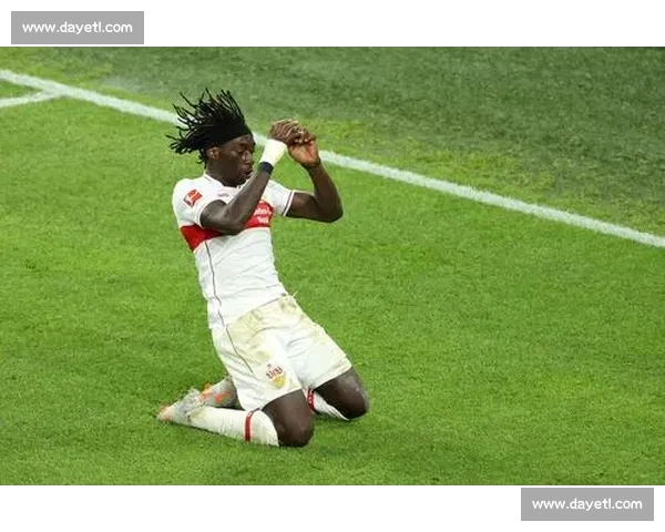 胡梅尔斯携超模女友观战斯图加特站决赛 退役后跨界体育魅力不减